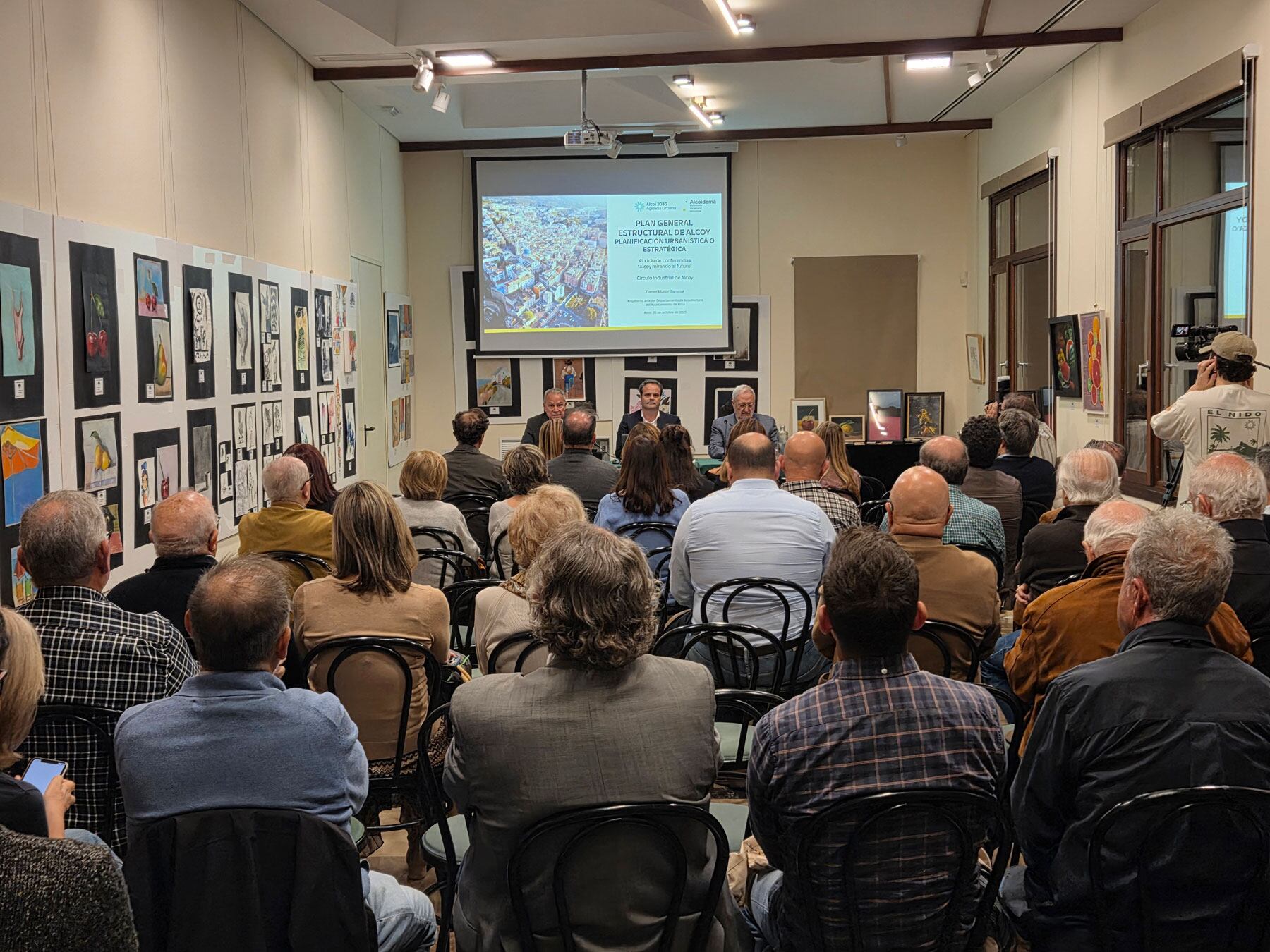 La Sala Ramón Castañer se ha llenado para asistir a la conferencia de Daniel Mullor