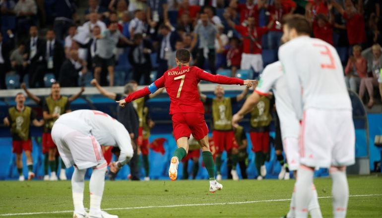 Cristiano Ronaldo celebra uno de sus goles ante España