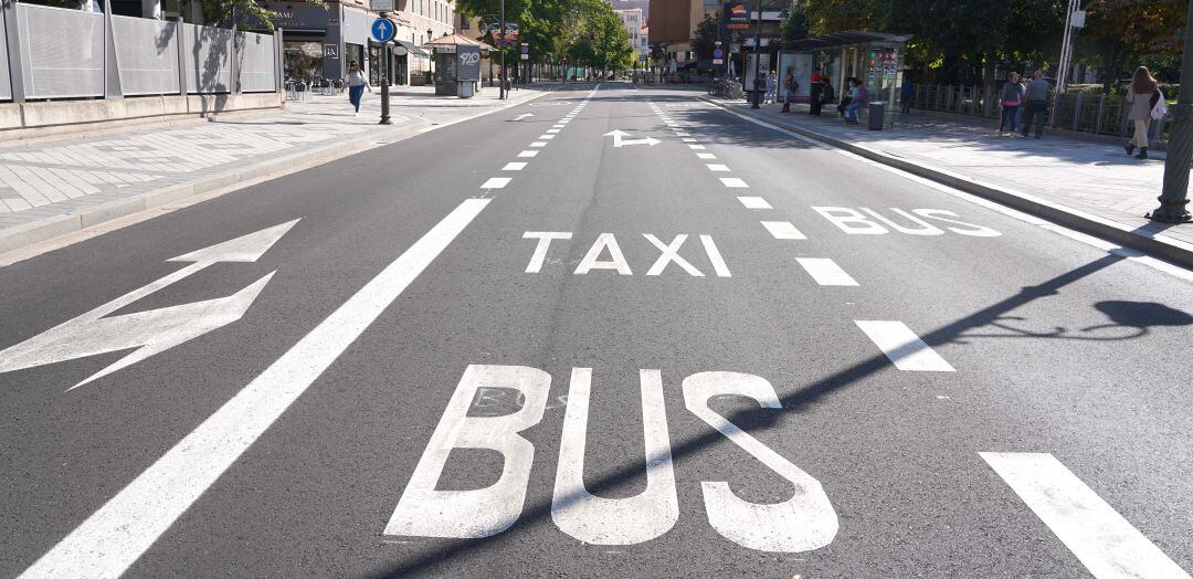 Fotografía de los nuevos carriles en el centro de Valladolid que dan prioridad al bus y a los taxis