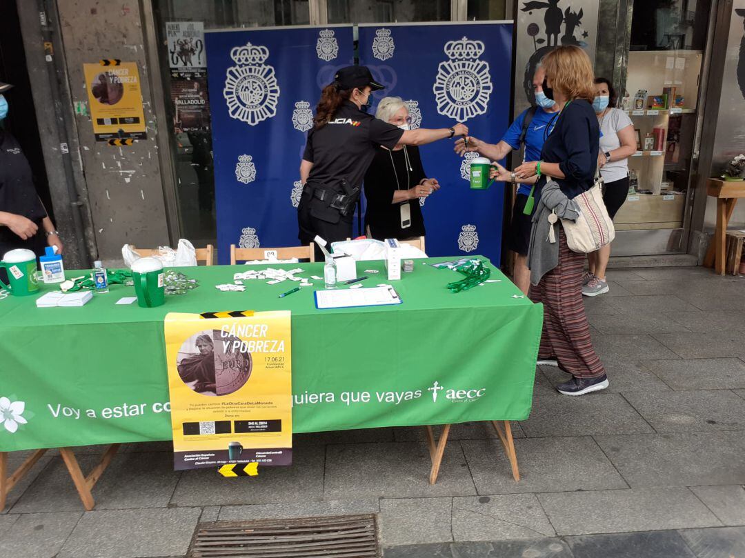 Una de las mesas de cuestación de la Asociación del Cáncer instaladas en Valladolid