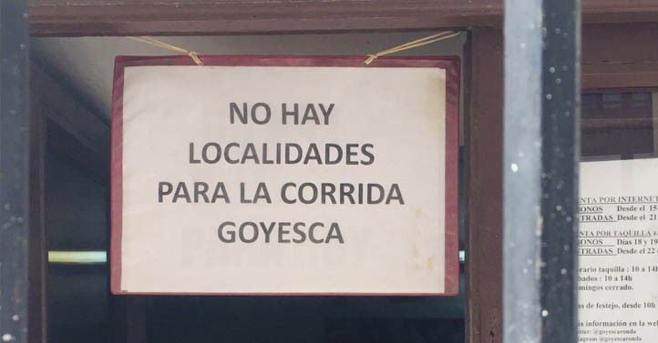 Archivo. 2022. Cartel colocado en la taquilla de la plaza de toros de Ronda