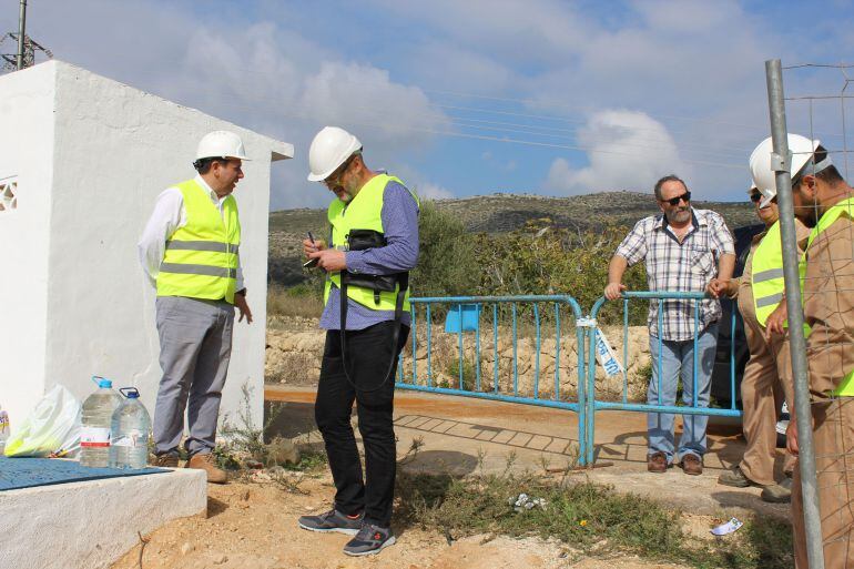 El alcalde y presidente del Consorcio de Aguas Teulada-Benitatxell, Josep Femenía, visita las obras en los nuevos pozos. 