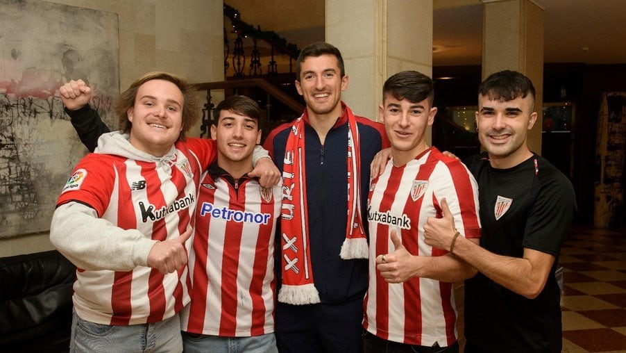 Miembros de la peña &#039;Leones italianos&#039; posan con Vivian en el hotel de concentración del Athletic en Roma