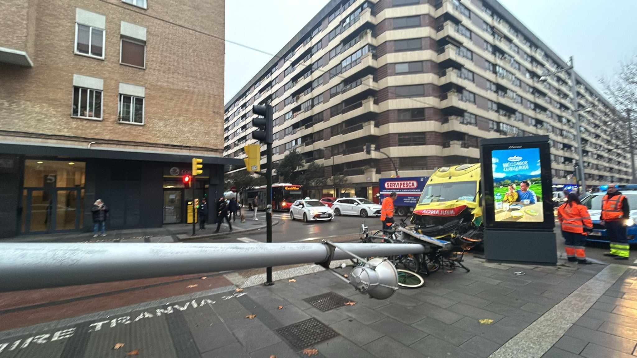 Una ambulancia choca contra una farola y obliga a cortar el tranvía en Zaragoza