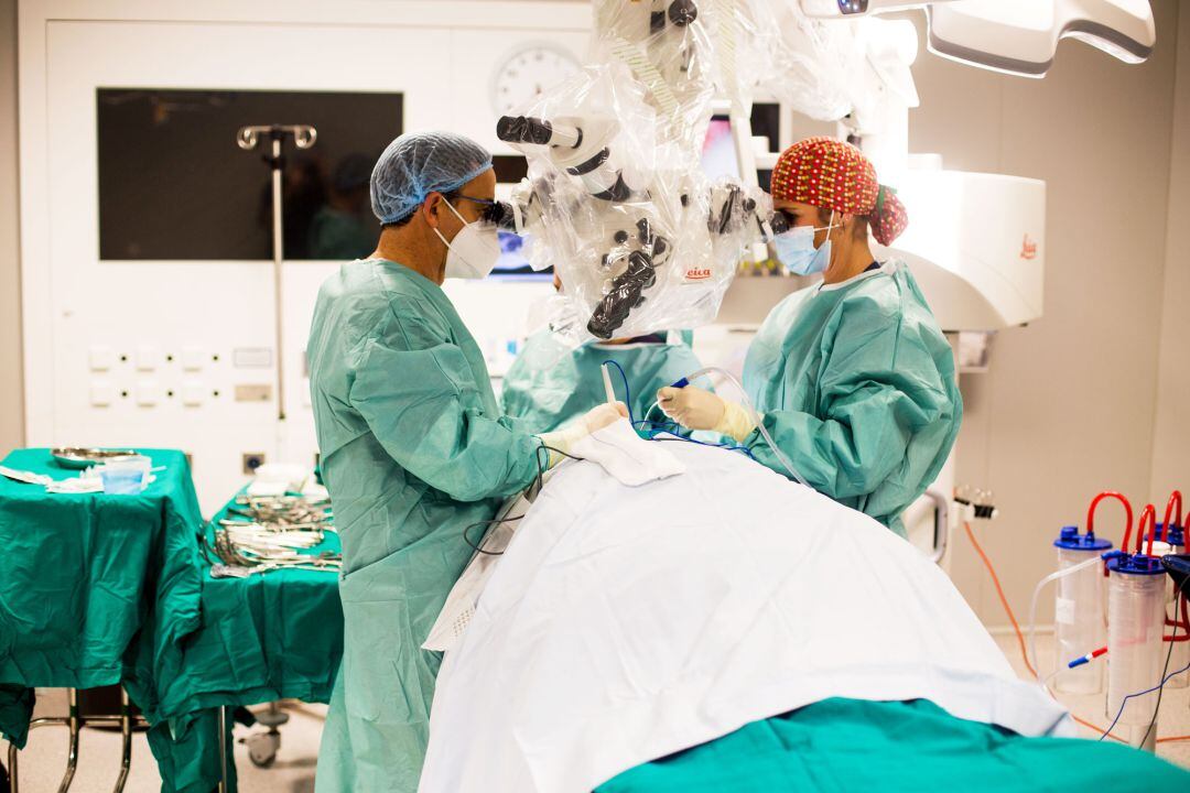 Los profesionales de la Unidad de Neurocirugía cuentan con tecnología de vanguardia para la realización de operaciones de alta complejidad, como el microscopio avanzado