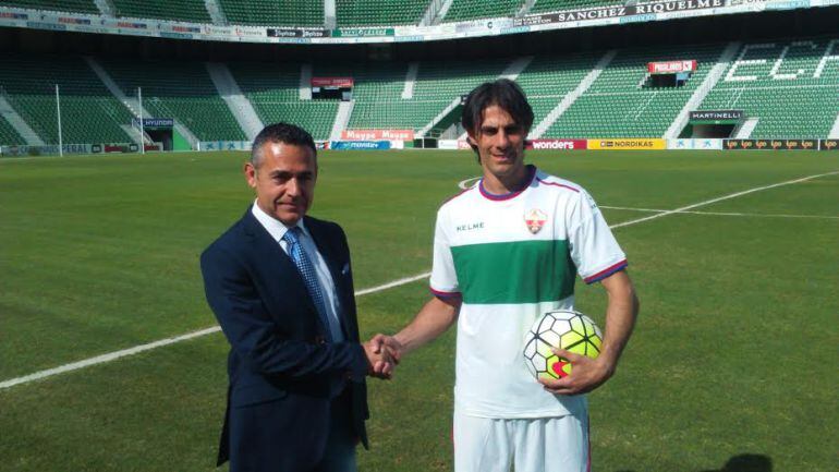 Pelegrín saluda al presidente del Elche C.F. Diego García en el Martínez Valero