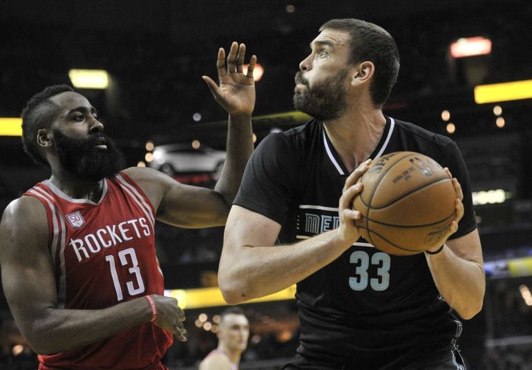 Gasol ante Hardem durante el encuentro de la pasada madrugada.