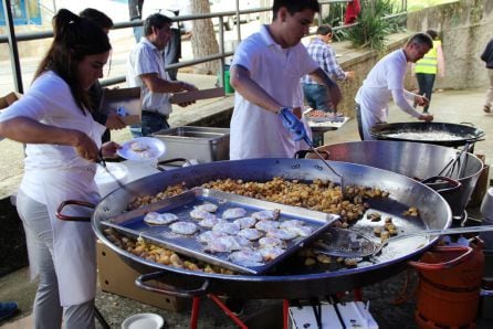 El equipo de Julián del Barrio elabora el tradicional almuerzo del segador en Cuéllar