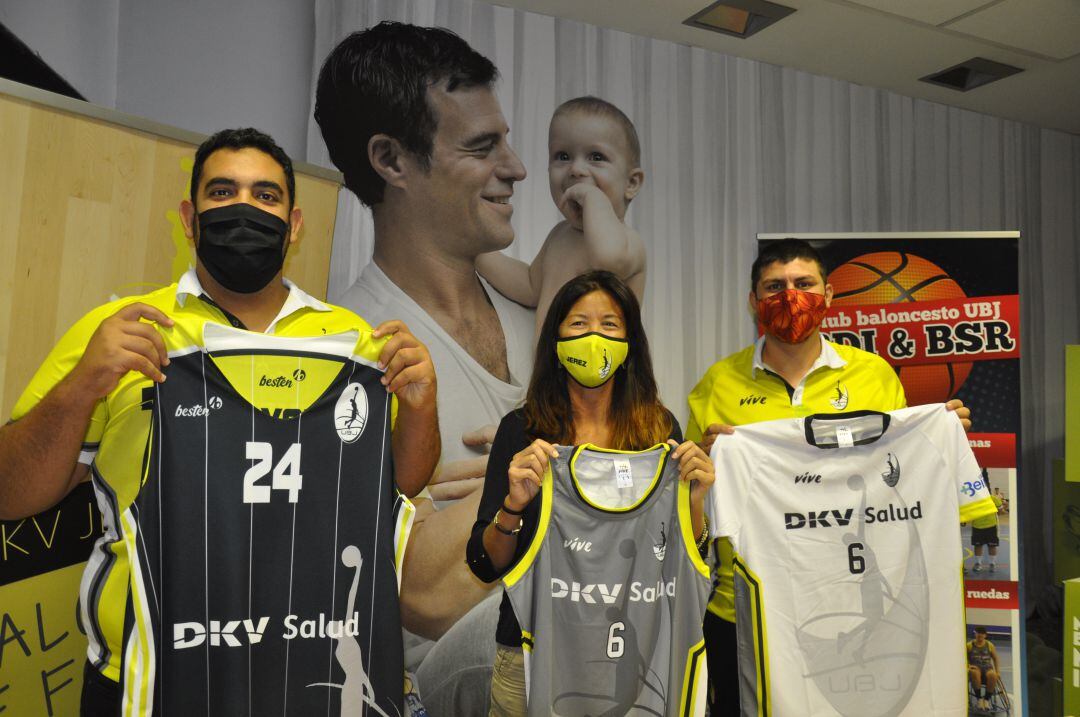 Karen Reyes junto a los dos entrenadores de los equipos sénior