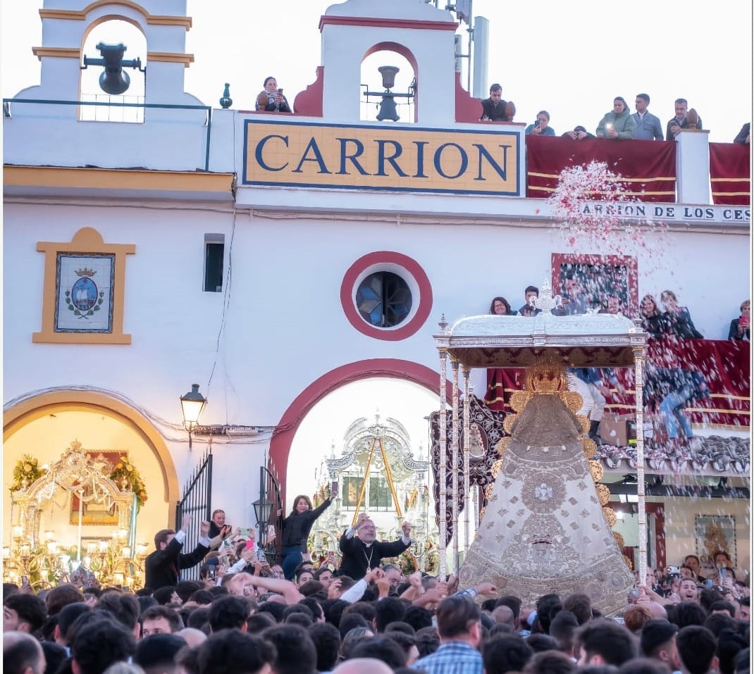 La Virgen del Rocío llega a las puertas de la Hermandad de Carrión en la amanecida del Lunes de Pentecostés