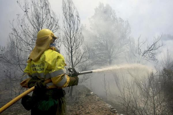 Un bombero trabaja en la extinción del incendio forestal