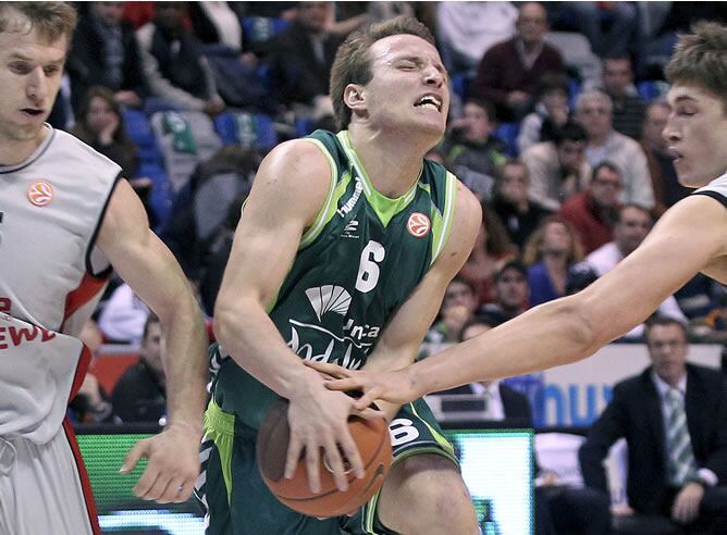 El jugador del Unicaja Rafa Freire trata de superar la defensa de Gavel y Pleiss, del Brose Baskets, durante el partido de la décima y última jornada de Euroliga