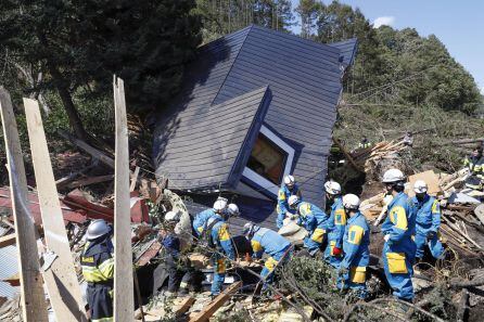 Equipos de rescate comprueban el estado de una casa tras el terremoto.