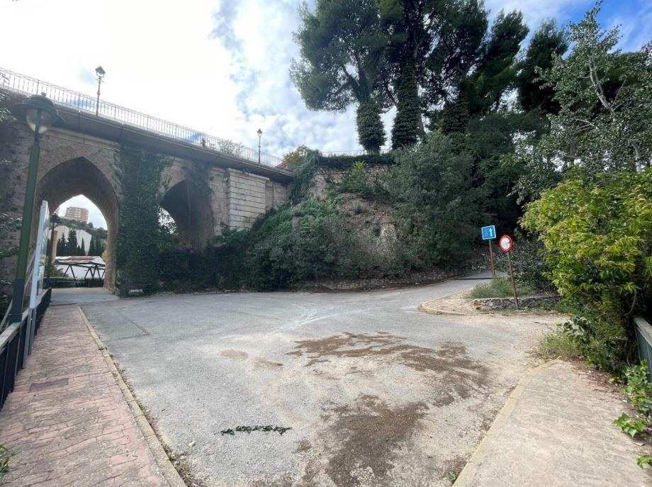 El ascensor panorámico bajará hasta la plaza del paseo de Juana Moreno, junto al cauce del río Barxell.