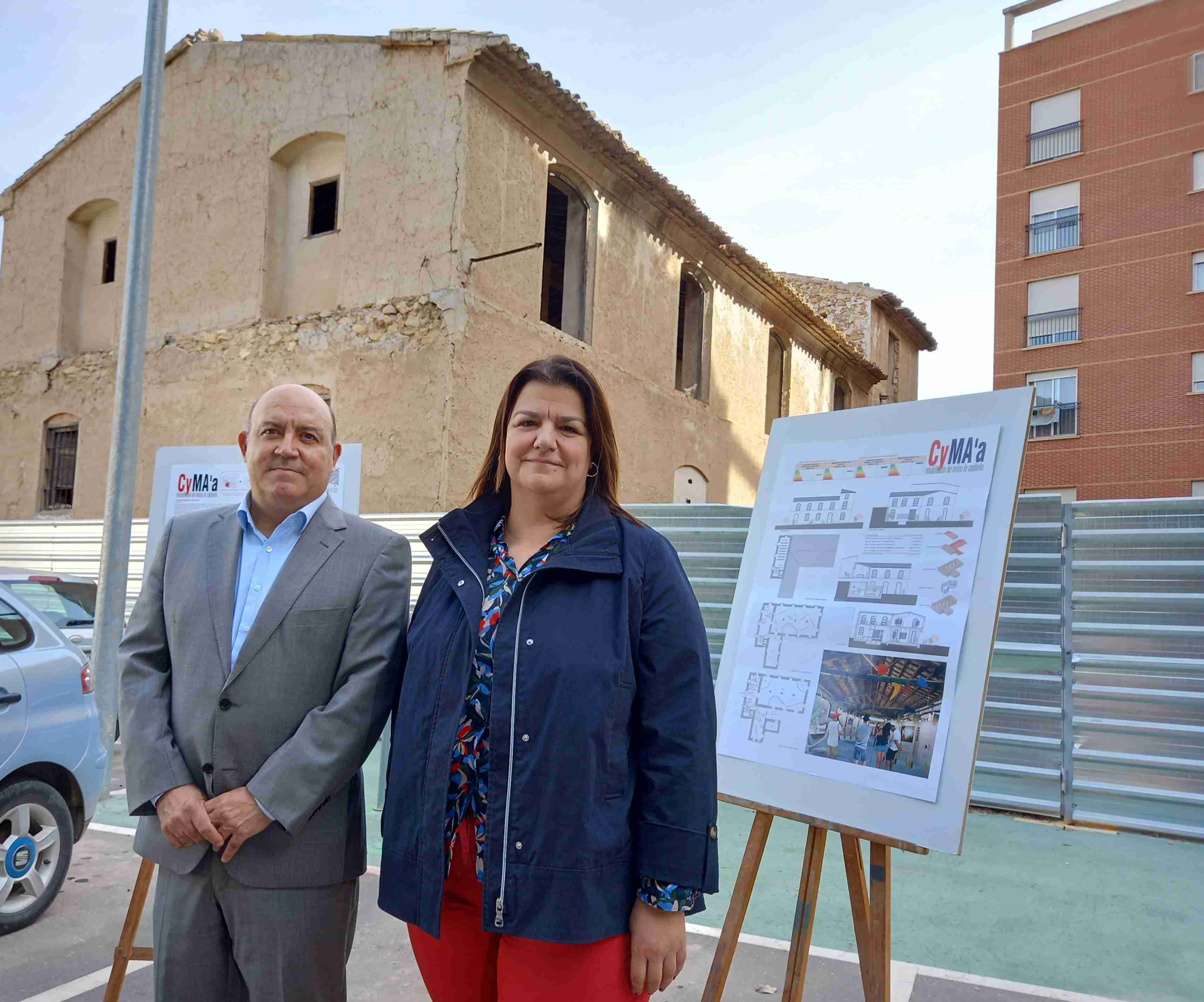 El alcalde, Pascual Lúcas y la concejala María Jesús López en la presentación del proyecto de rehabilitacion del Molino de Capdevila de Cieza