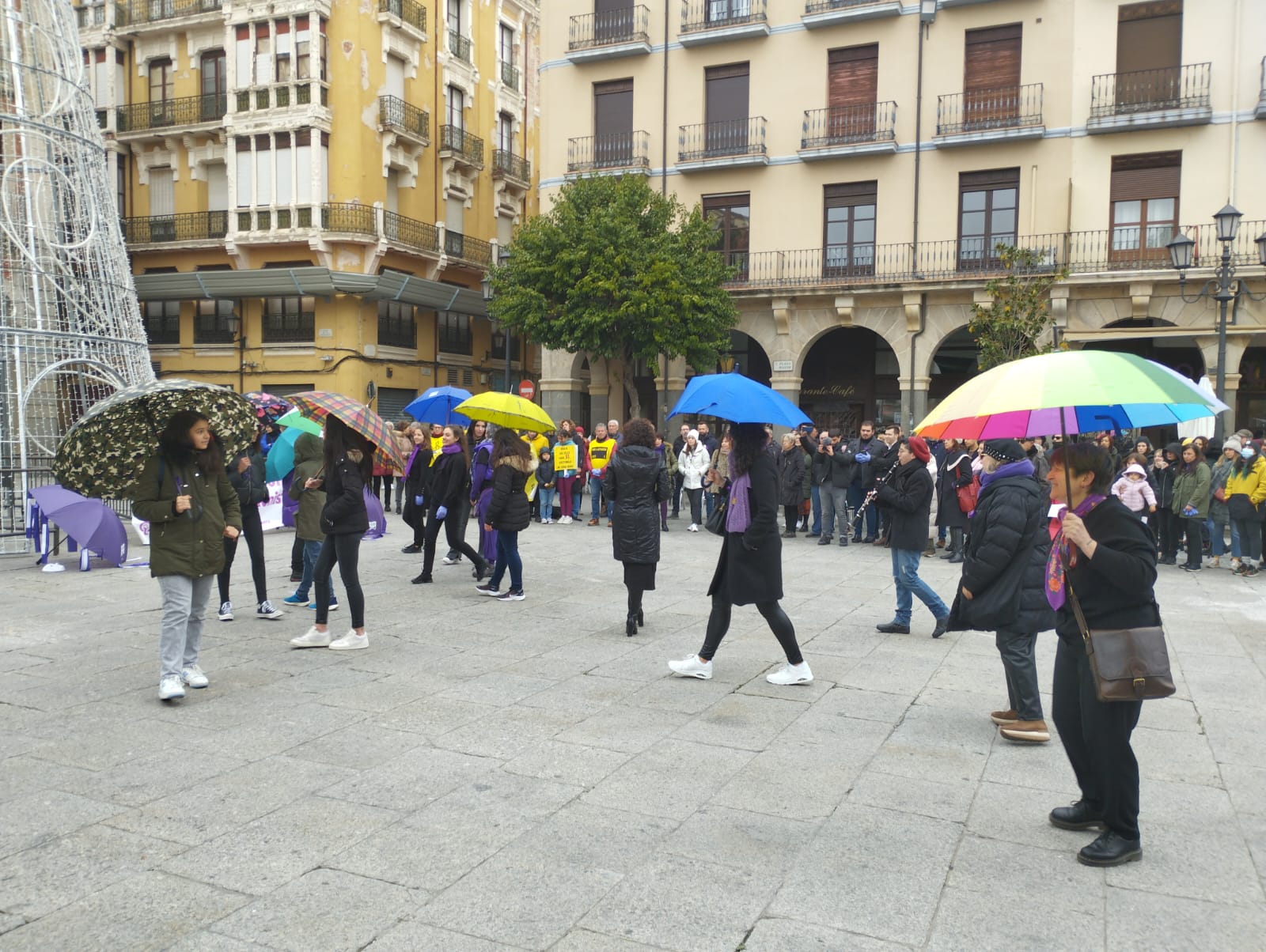 Performance en la Plaza Mayor de Zamora en el Dia Internacional para la erradicación de la Violencia contra las Mujeres