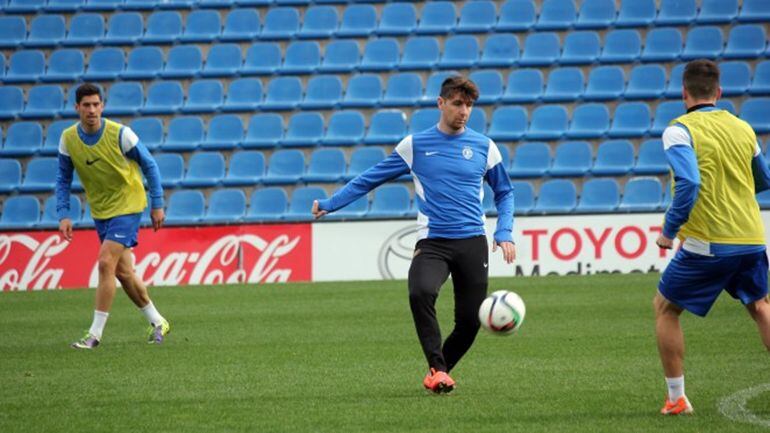 Javi Flores entrenando en el estadio José Rico Pérez