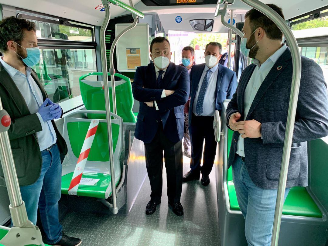 Visita a uno de los nuevos autobuses