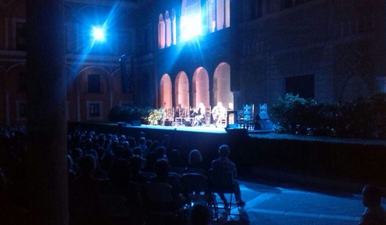 El guitarrista Dani de Morón en el escenario del Real Alcázar acompañado por la cantaora onubense Rocío Márquez