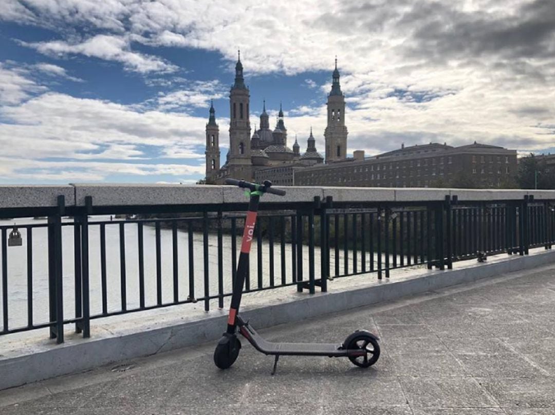 Los nuevos patinetes eléctricos han comenzado a circular por las calles de Zaragoza con la cinta de la Virgen del Pilar en el manillar 