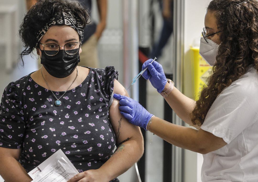 Una mujer recibe la vacuna contra el Covid-19.