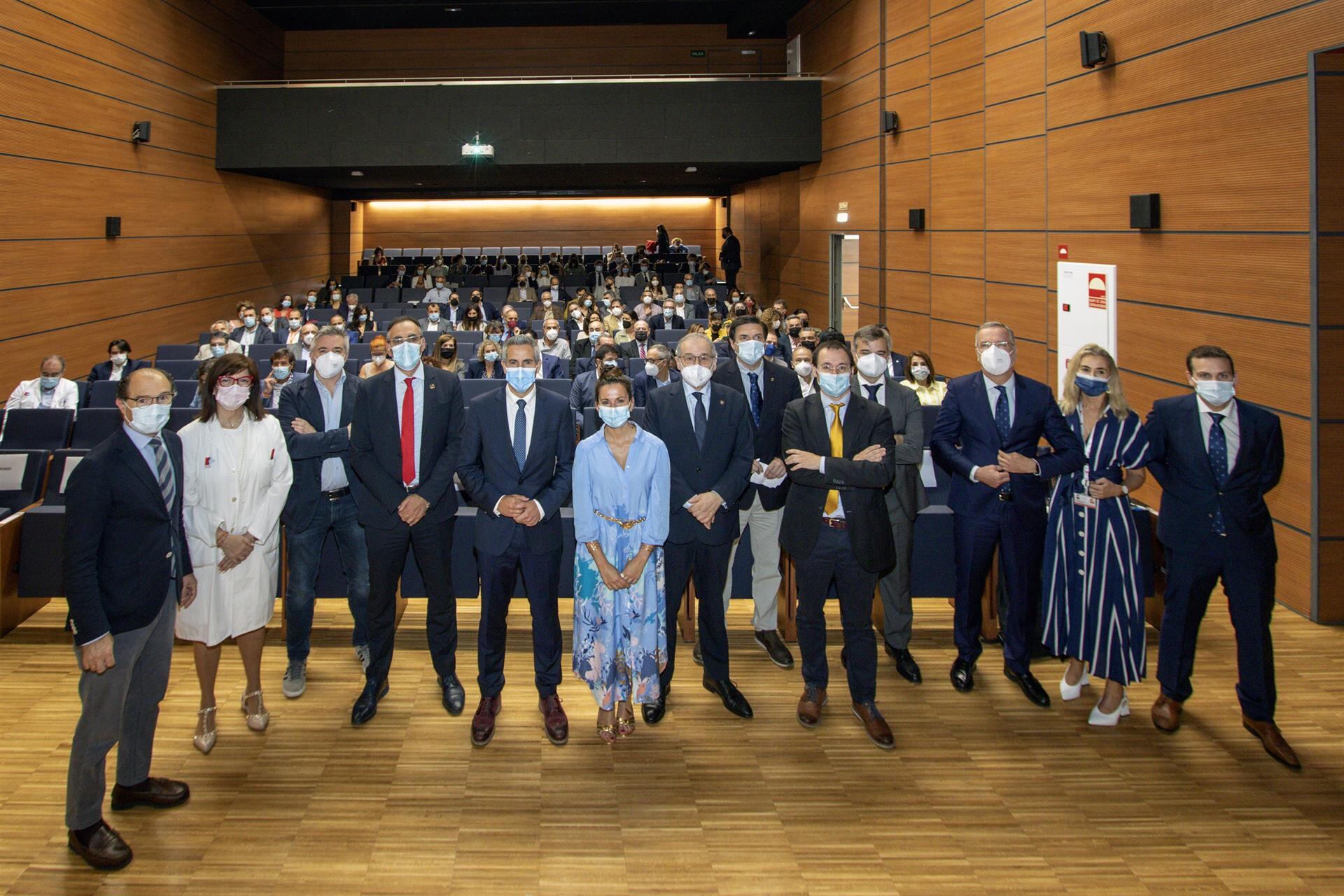 El vicepresidente cántabro, Pablo Zuloaga, y el consejero de Sanidad, Raúl Pesquera, asisten al foro de industria biosanitaria