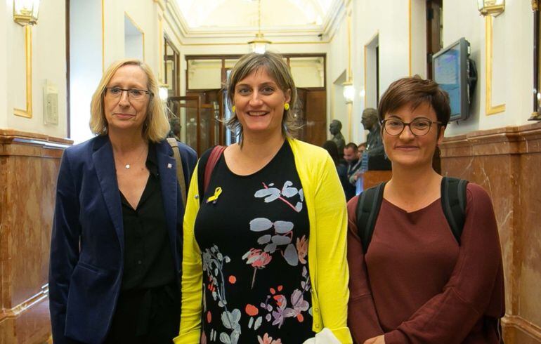 Assumpta Escarp, Marta Ribas i Alba Vergés, en representació del Parlament, al Congrés dels Diputats, el 8 de maig de 2018