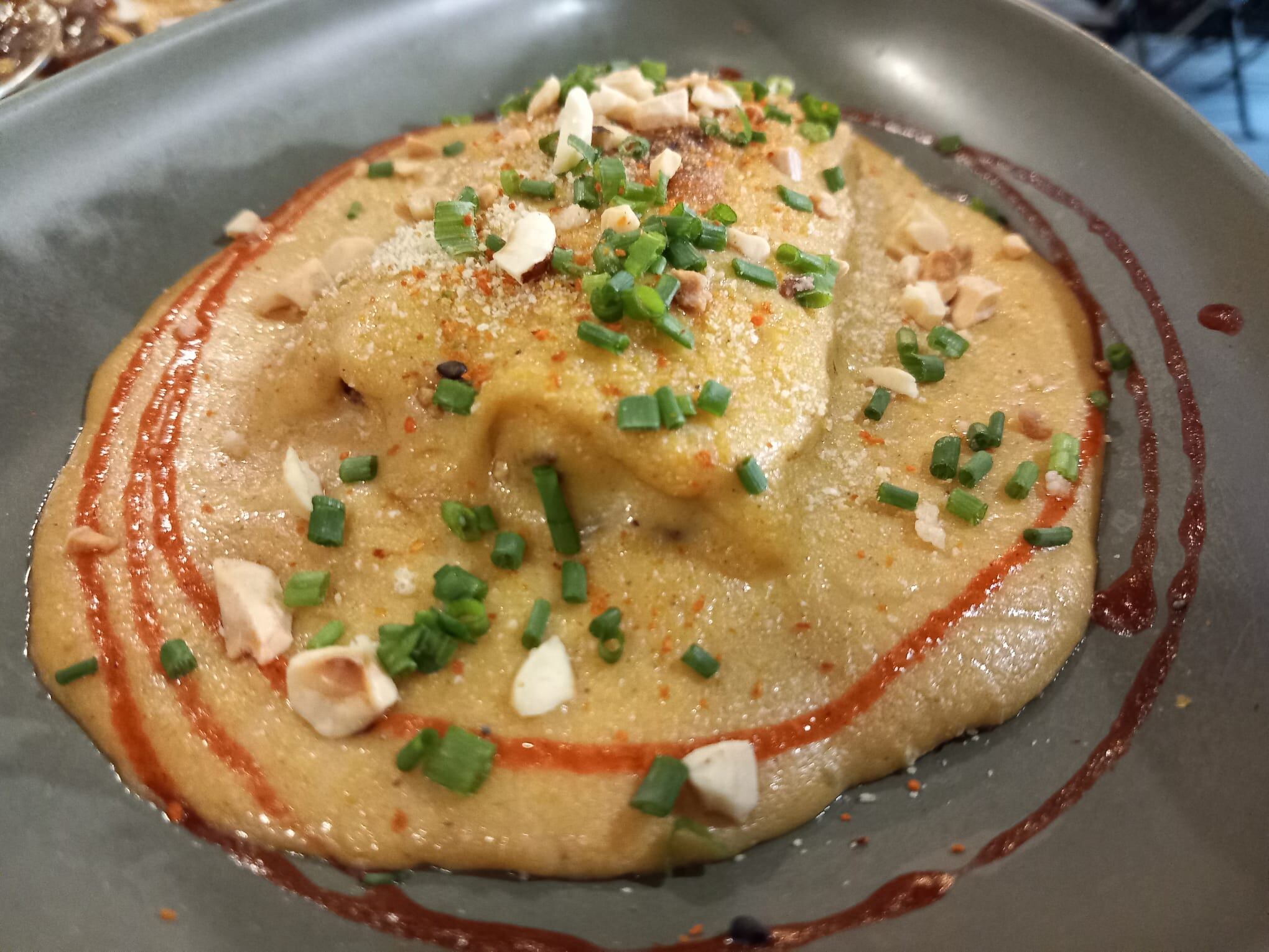 Lasaña de carrillada y pollo con bechamel de su propio jugo