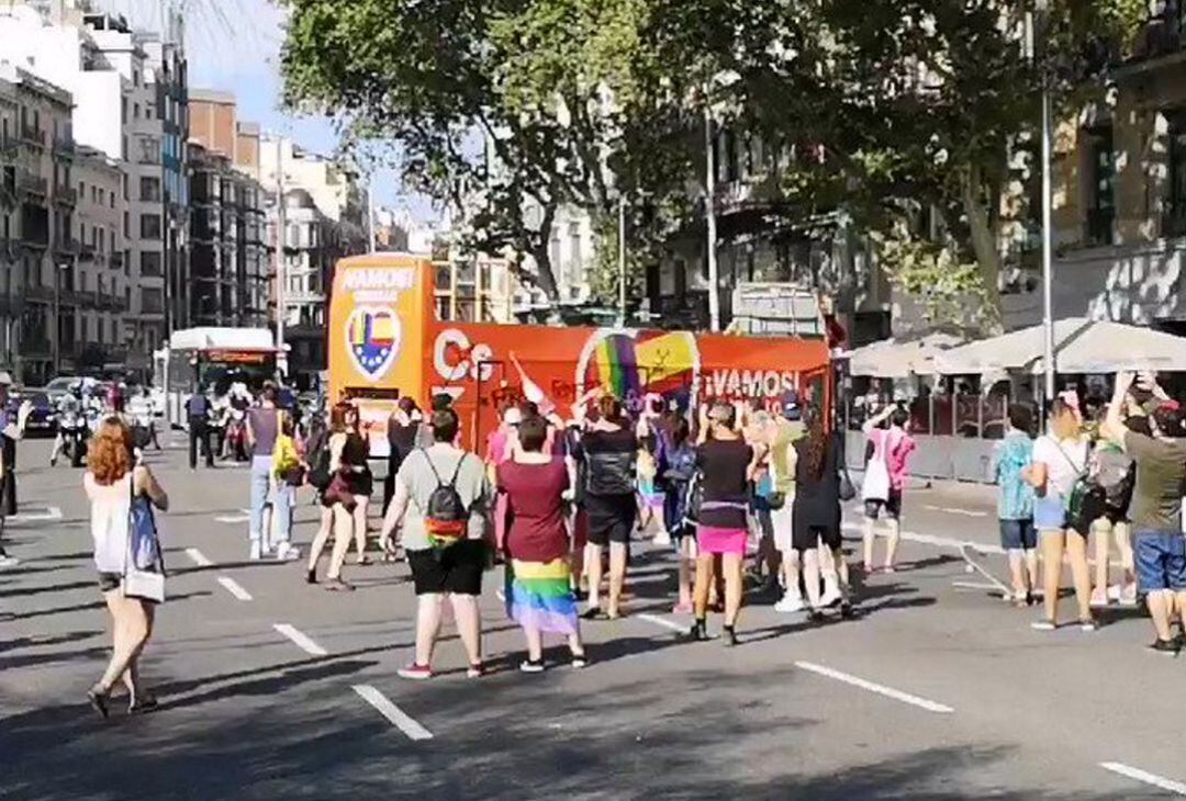 Moment en el que els manifestants van fer girar cua a l'autobús de Ciutadans