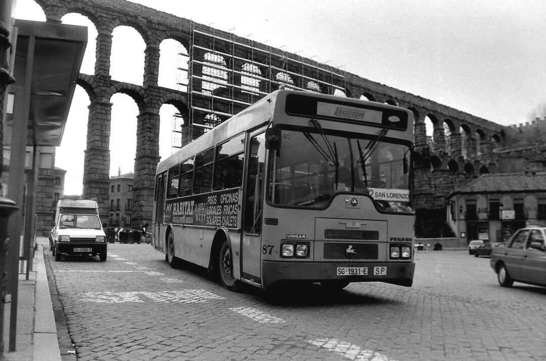 Autobús de urbano de Segovia de Tussa en la Plaza Oriental