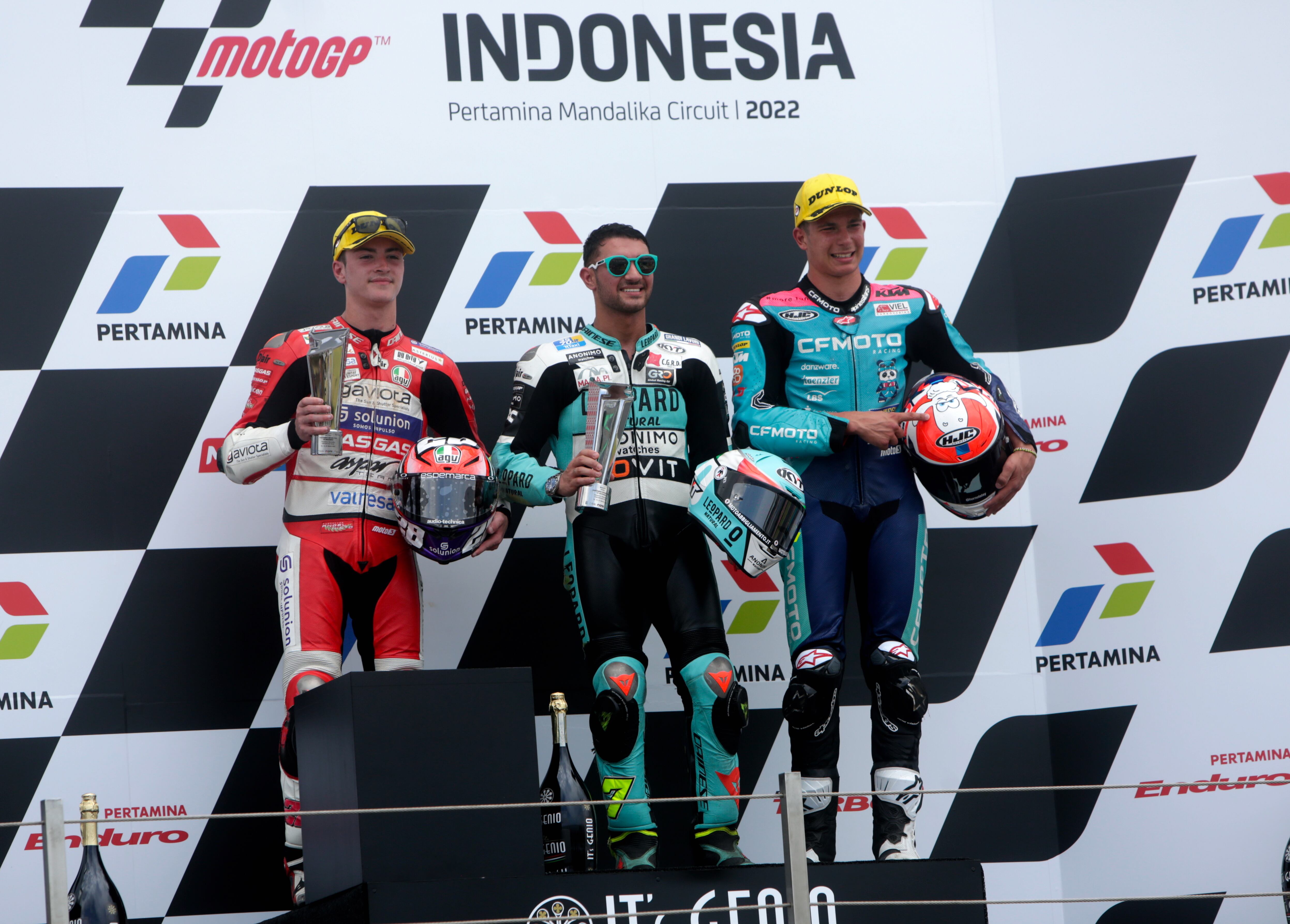 Mandalika (Indonesia), 20/03/2022.- Moto3 riders Dannis Foggia (C) of the Leopard Racing, Izan Guevara (L) of the Gaviota GASGAS Aspartame&#039;Äôs Racing and Carlos Tatay (R) of the CFMOTO Racing Prustel GP celebrate on the podium for the Motorcycling Grand Prix of Indonesia at the Pertamina Mandalika International street circuit in Lombok, Indonesia, 20 March 2022. (Motociclismo, Ciclismo) EFE/EPA/ADI WEDA
