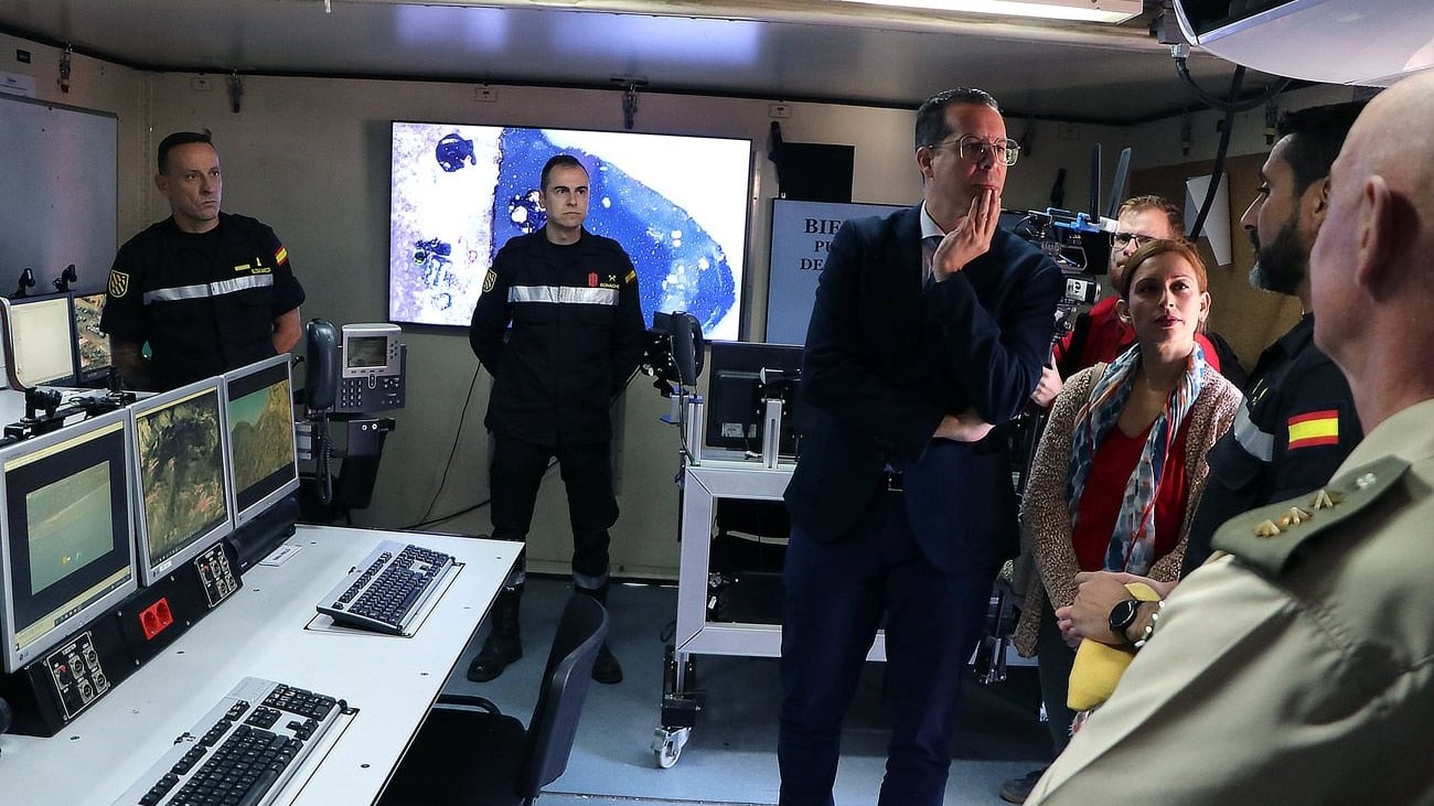 Rubén Alfaro, alcalde de Elda; y Silvia Ibáñez, concejala de Seguridad Ciudadana de Elda; visitan un puesto de mando avanzado de la UME