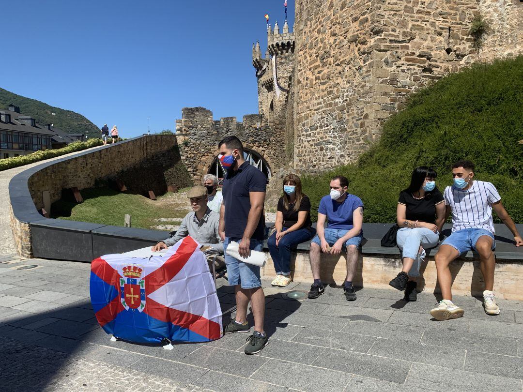 Movimiento ciudadano &quot;A Quinta&quot; a las puertas del Castillo de Ponferrada.