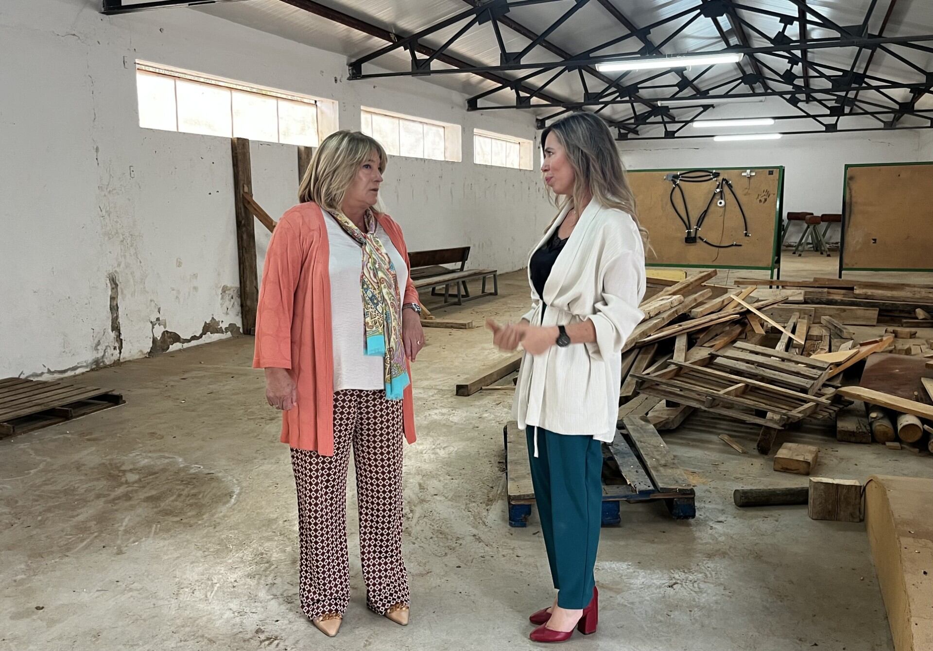 La consejera Tomasa Hernández junto a la directora del centro, Lina Soler.
