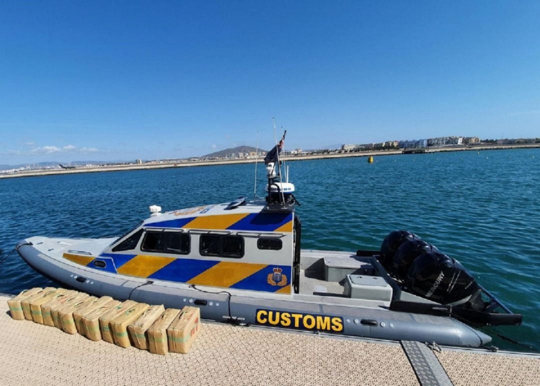 Una embarcación de Aduanas en Gibraltar.
