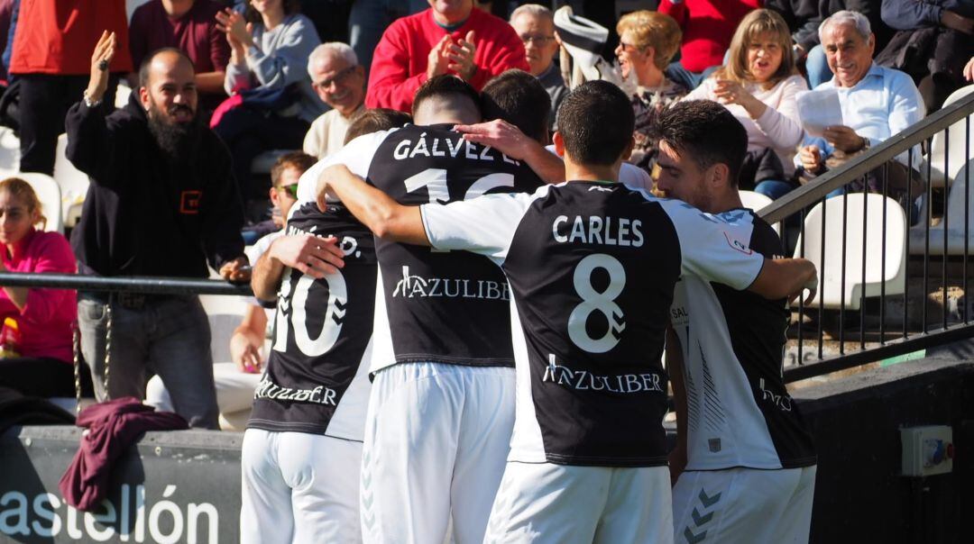 La plantilla del C.D.Castellón celebra un gol en Castalia