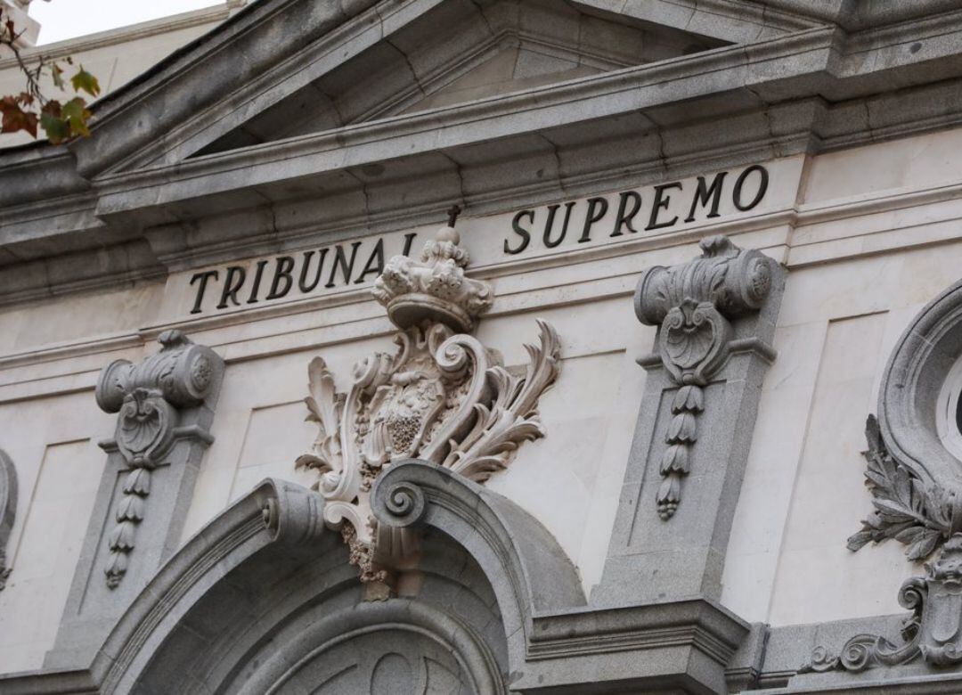 Archivo - Detalle de la fachada del Tribunal Supremo