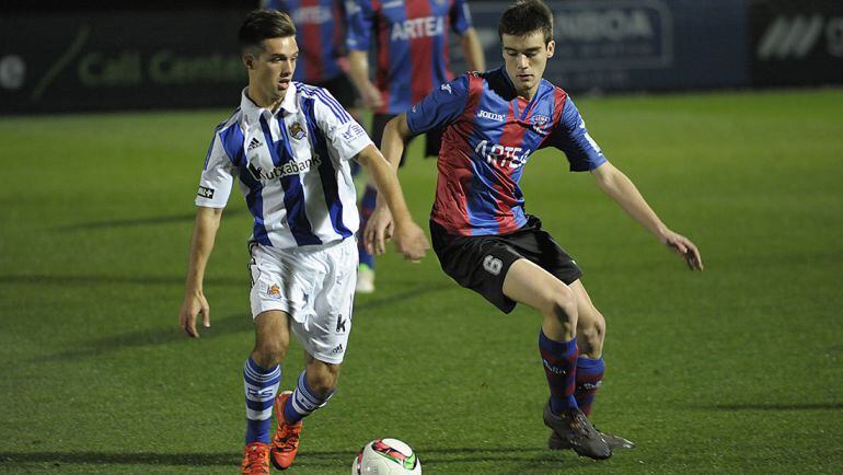 El centrocampista Eneko Capilla, durante un encuentro de la pasada temporada con la Real Sociedad B.