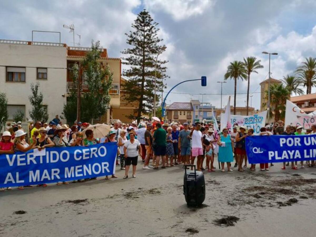 Sánchez (AA.VV. Los Urrutias): "Estamos cansados de las promesas de invierno y de que en verano, nada"