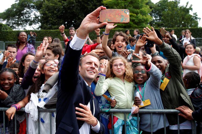 El presidente francés, Emmanuel Macron se fotografía con un grupo de jóvenes durante la ceremonia que conmemora el 78 aniversario del Llamamiento del 18 de junio, cuando el general Charles De Gaulle pronunció su famoso discurso tras la derrota del pueblo francés a manos del ejército nazi