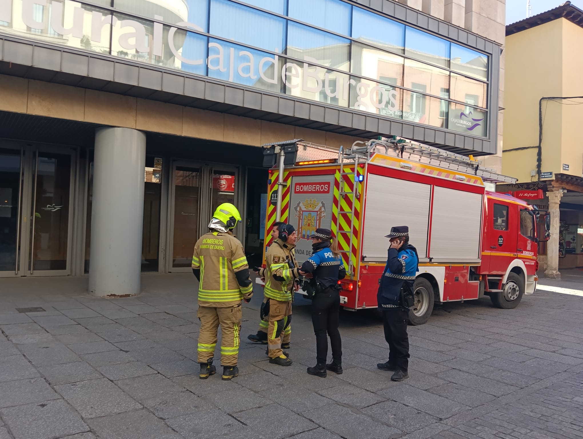 Bomberos y Policía Local acudieron ante este aviso de alarma