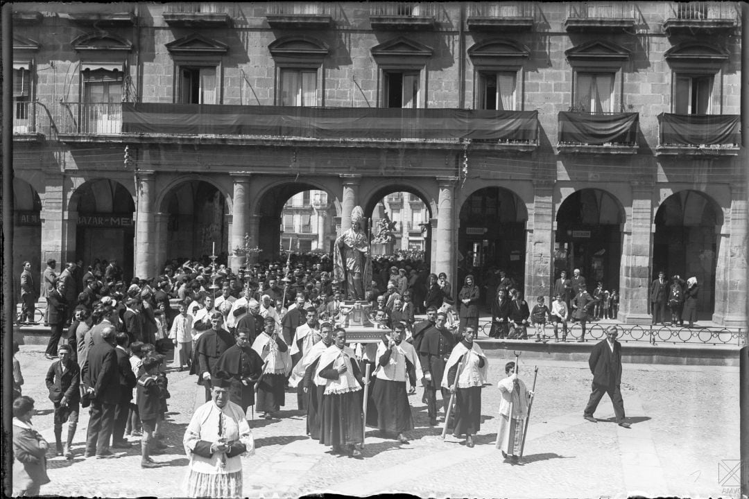 La imagen del santo en procesión 