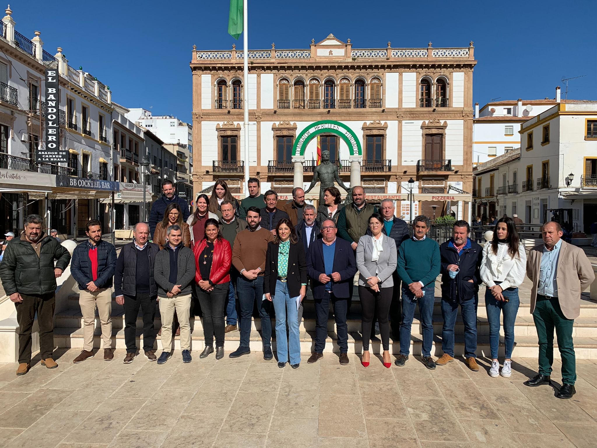 Los alcaldes de la Serranía de Ronda se han reunido en la plaza del Socorro de la ciudad del Tajo