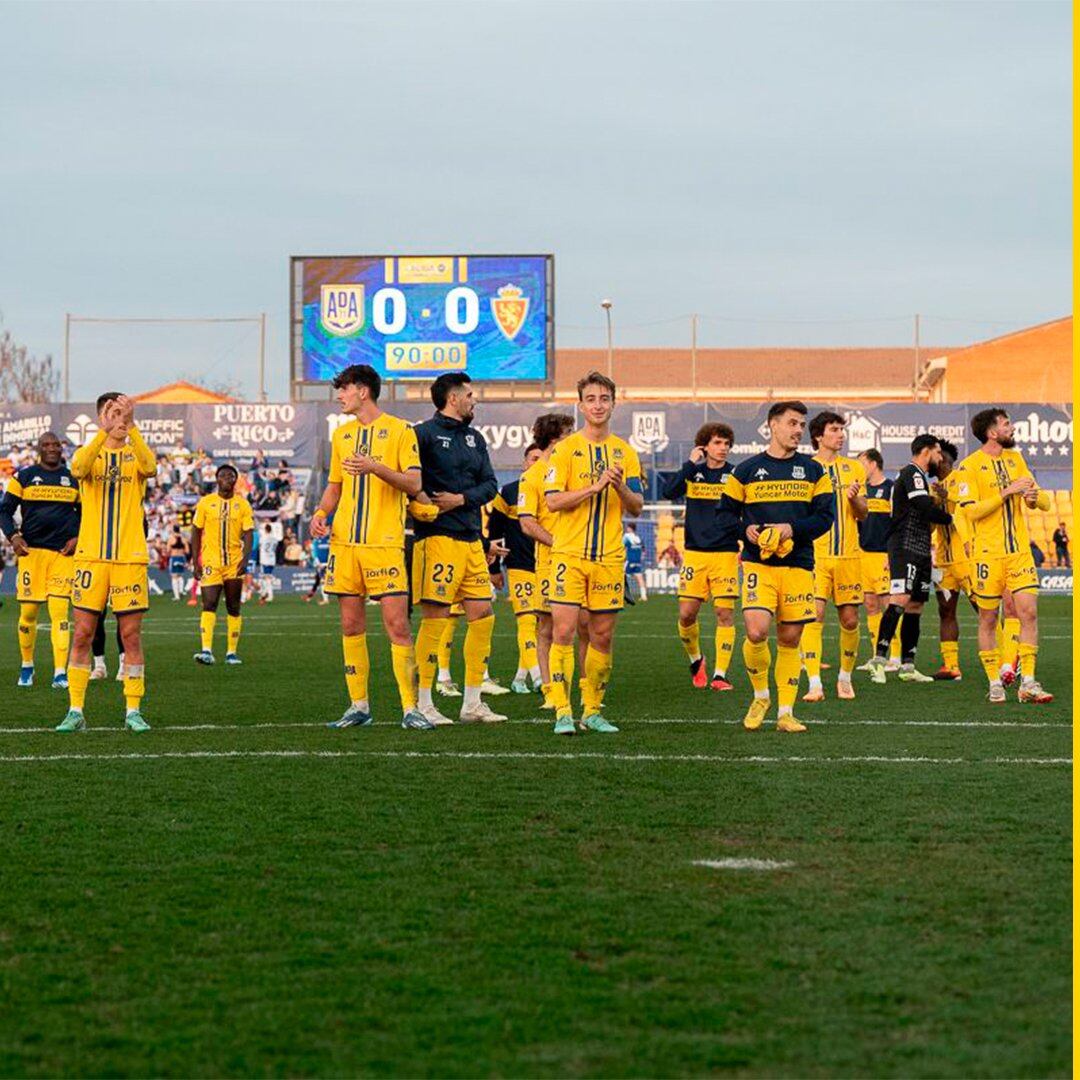 Los jugadores del Alcorcón saludando a la afición al finalizar el partido