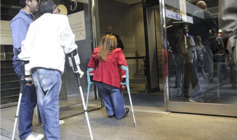 Afectados por el medicamento llegan al juzgado de primera instancia de Madrid, en una imagen de archivo.