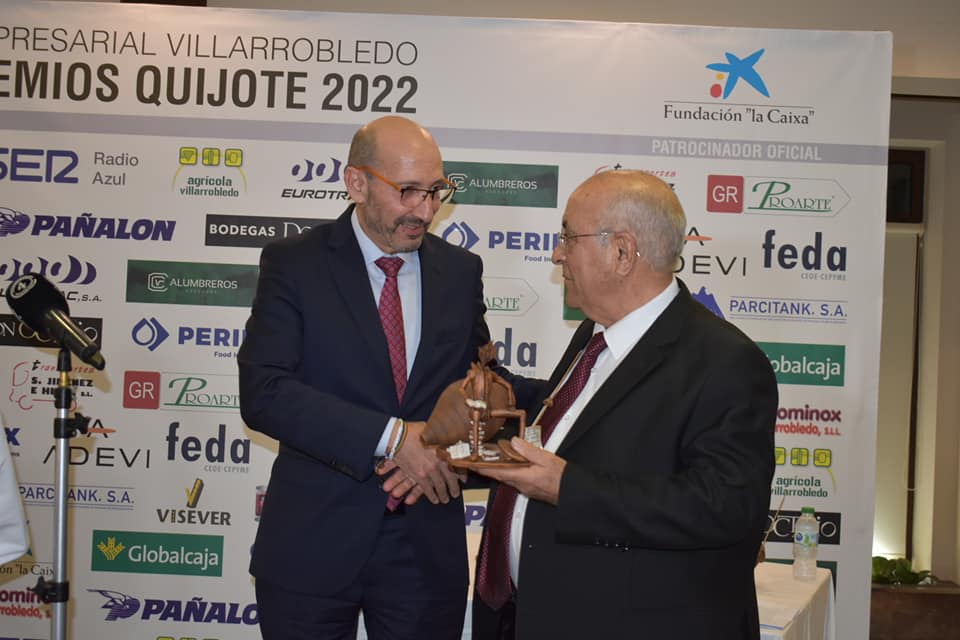 Entrega del premio al 'Mérito Empresarial' a Diego Moreno Carrasco por Luis Romero, director de Radio Azul SER