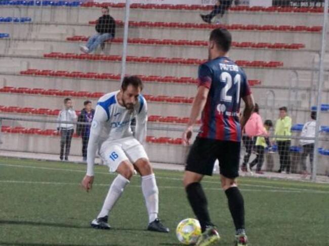 Abraham Gomis (21) se marcha del Eldense