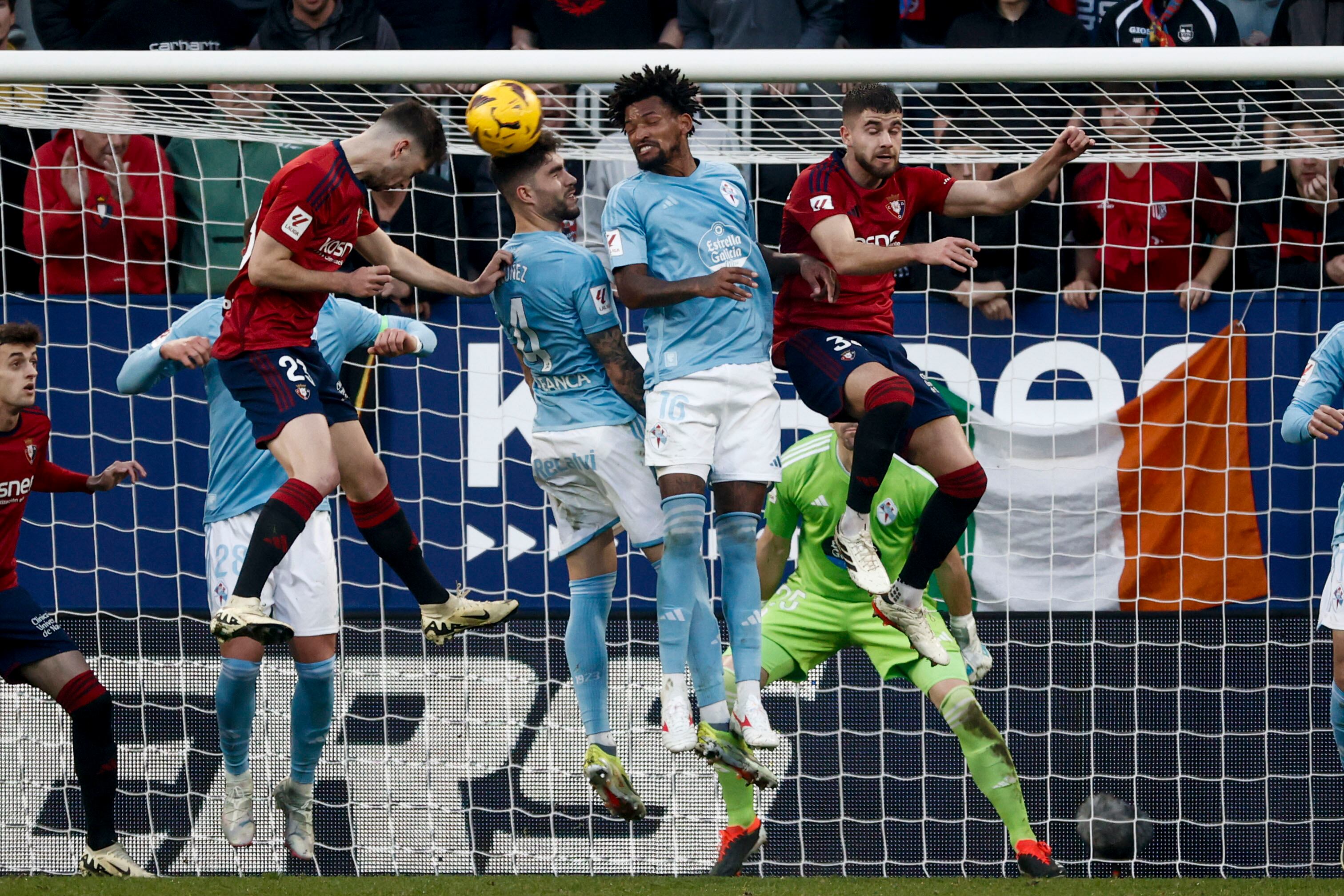 PAMPLONA, 04/02/2024.- El delantero del Osasuna, Raúl García de Haro (i) intenta un remate durante el partido de LaLiga entre el Osasuna y el Celta, este domingo en El Sadar. EFE/Jesús Diges
