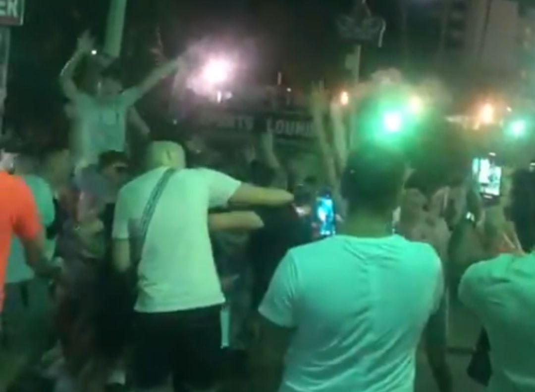 Varios turistas no mantienen las medidas de seguridad sanitaria en Magaluf