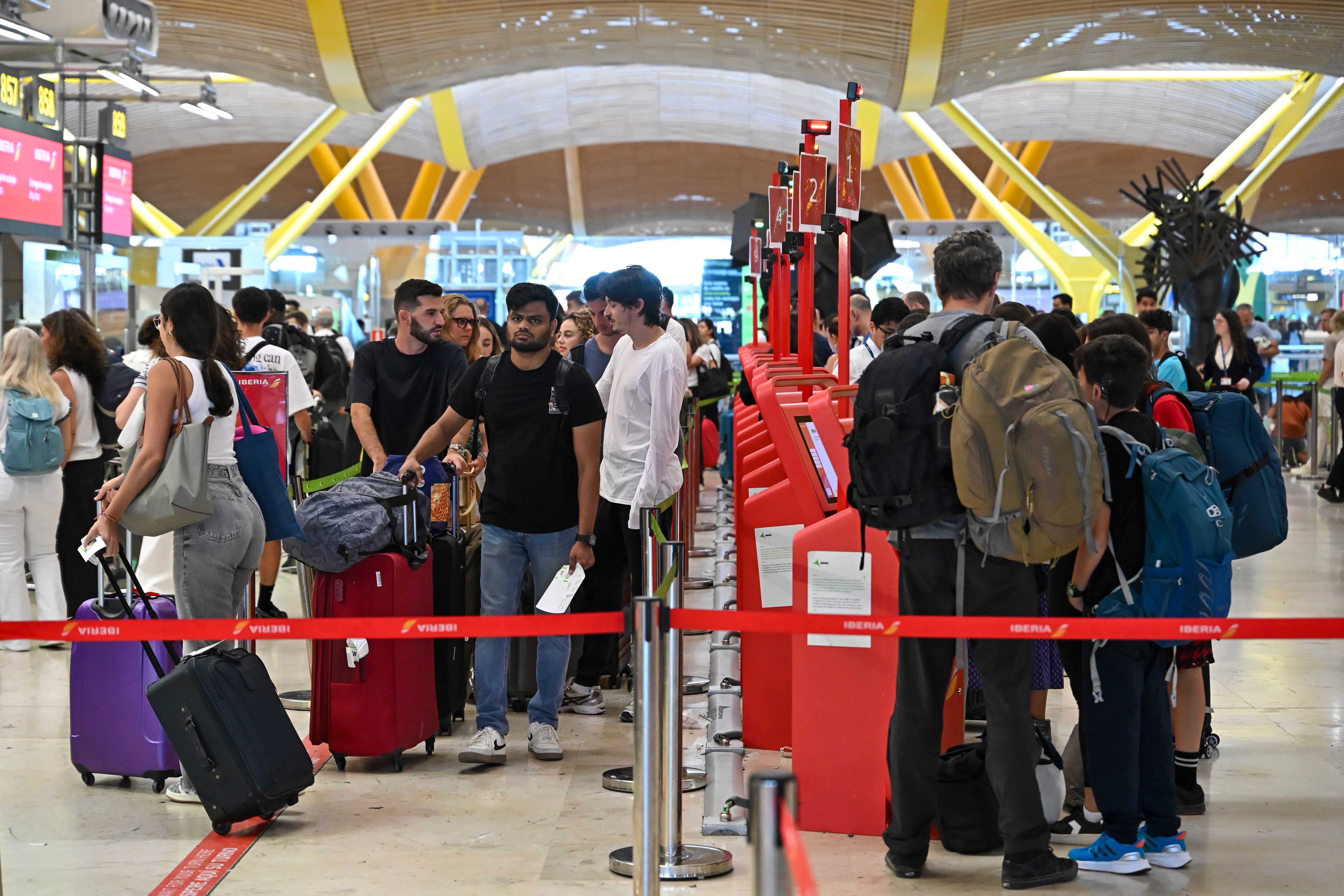 MADRID, 04/07/2025.- Colas ante los mostradores de facturación en la T4 en el aeropuerto internacional de Adolfo Suárez Madrid Barajas este viernes en Madrid, en la segunda jornada de huelga de controladores aéreos en Francia. EFE/ Fernando Villar